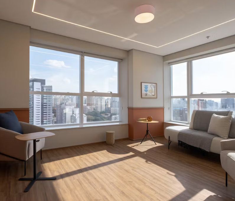 Sala de atendimento com janelas amplas e luz natural, no Market Place Office