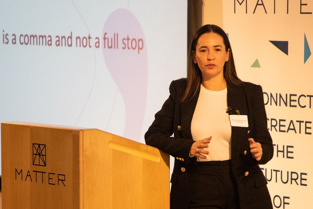 Márcia Cunha Shimizu em palestra sobre saúde da mulher