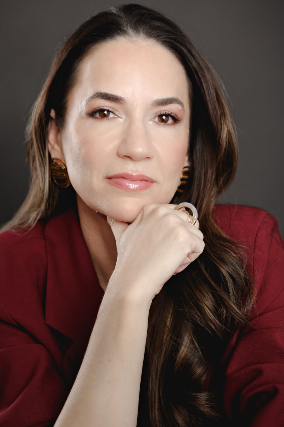Márcia Cunha Shimizu com a mão no queixo, em atitude de escuta