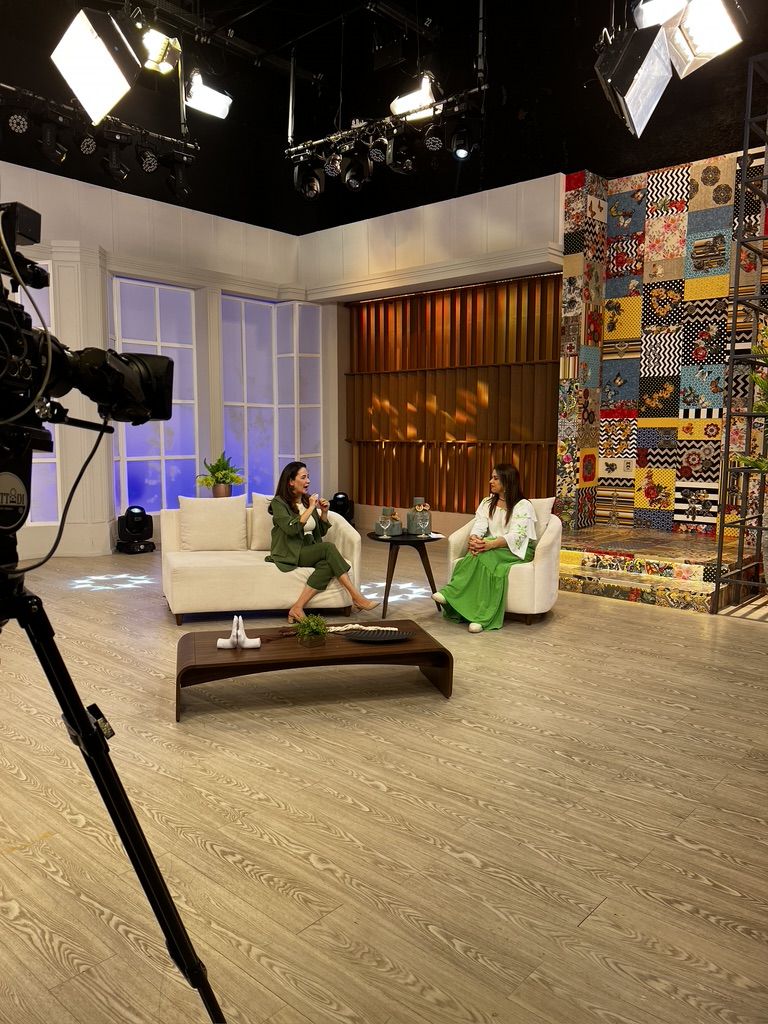 Márcia Cunha Shimizu em entrevista em estúdio de TV